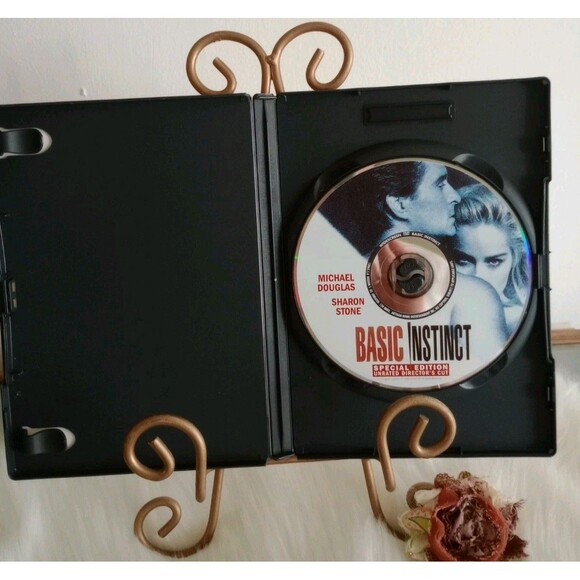 BASIC INSTINCT - Picture 2 of 3